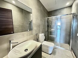 128 LIM - 2005 Stay Only Tower Suite