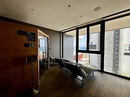 128 LIM - 2005 Stay Only Tower Suite