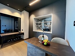 128 LIM - 2005 Stay Only Tower Suite