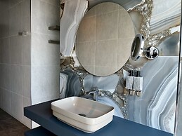 128 LIM - 2002 Stay Only Tower Suite