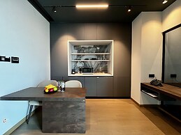 128 LIM - 2002 Stay Only Tower Suite