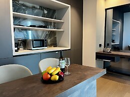 128 LIM - 2002 Stay Only Tower Suite
