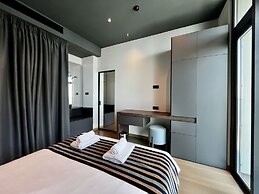 128 LIM - 2002 Stay Only Tower Suite