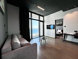 128 LIM - 2001 Stay Only Tower Suite