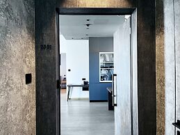 128 LIM - 2001 Stay Only Tower Suite