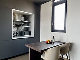 128 LIM - 2001 Stay Only Tower Suite