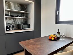 128 LIM - 2001 Stay Only Tower Suite