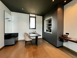 128 LIM - 2006 Stay Only Tower Suite