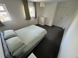 3 Bedroom House - Sleeps 6 & Free Parking