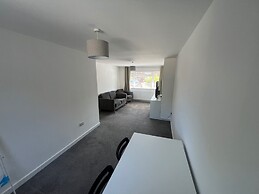 3 Bedroom House - Sleeps 6 & Free Parking