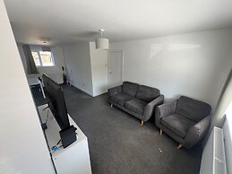 3 Bedroom House - Sleeps 6 & Free Parking