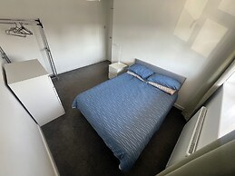 3 Bedroom House - Sleeps 6 & Free Parking