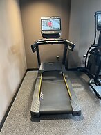 Superb City Centre new Built Flat and gym