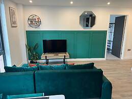 Superb City Centre new Built Flat and gym
