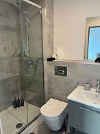 Superb City Centre new Built Flat and gym