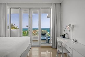 Cozy Oceanfront Getaway Balcony Sea View