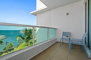 Cozy Oceanfront Getaway Balcony Sea View