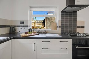 Central Chic - Huge Home - Free Wifi