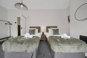 Central Chic - Huge Home - Free Wifi