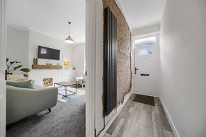 Central Chic - Huge Home - Free Wifi