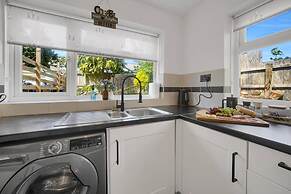 Central Chic - Huge Home - Free Wifi