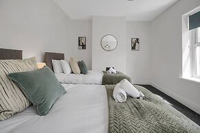 Central Chic - Huge Home - Free Wifi