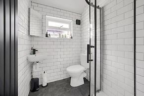 Central Chic - Huge Home - Free Wifi