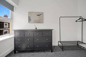 Central Chic - Huge Home - Free Wifi