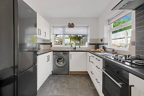 Central Chic - Huge Home - Free Wifi