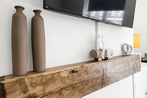 Central Chic - Huge Home - Free Wifi