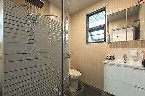 Pool Villa  Bathtub  Pool Table V215