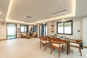 Pool Villa  Bathtub  Pool Table V215