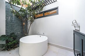 Pool Villa  Bathtub  Pool Table V215