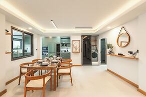 Pool Villa  Bathtub  Pool Table V215