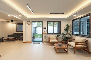 Pool Villa  Bathtub  Pool Table V215