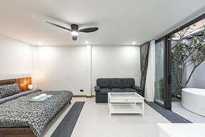 Pool Villa  Bathtub  Pool Table V215