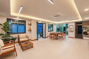 Pool Villa  Bathtub  Pool Table V215