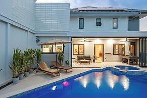 Pool Villa  Bathtub  Pool Table V215