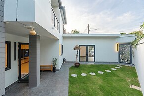 Pool Villa  Bathtub  Pool Table V215