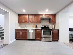 Cozy & Modern Ensuite Basement Rooms - Steps to Subway & Downsview Rog