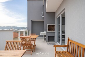 Apt w/ Pool & BBQ in Bombinhas Rna0303