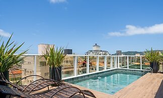 Apt w/ Pool & BBQ in Bombinhas Rna0303