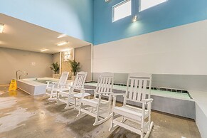 Resort Amenities & Beach Access: Huddleston Condo