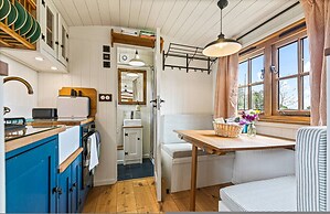 Drovers Hill at Stonor - Quercus - Shepherds hut