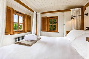 Quercus Redwood - Sleeps 4 - From 375 Per Night