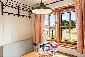 Quercus Redwood - Sleeps 4 - From 375 Per Night