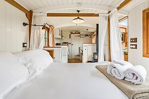 Quercus Redwood - Sleeps 4 - From 375 Per Night
