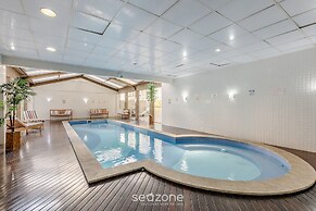 Studio in Condominium With Pool and Gym Nwc1510