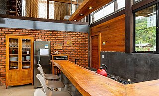 3BR Duplex w/ BBQ & Garage Near Beach Emb686
