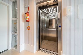 2-bed Apt w/ BBQ - Downtown Bombinhas Caa103